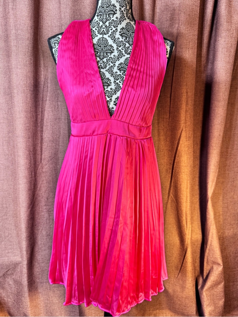 Jessica Simpson Vibrant Shiny Pink Fuchsia Pleated V-Neck Dress Size Large​